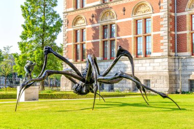 Amsterdam, Hollanda - 30 Haziran 2019: Fransız-Amerikalı sanatçı Louise Bourgeois 1911-2010 Örümcek Serisinden heykel. Ücretsiz erişimi olan Rijksmuseum Parkı