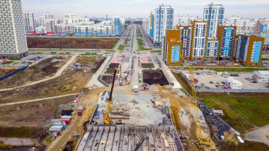 Ekaterinburg, Rusya - 11 Ekim 2019: Nehir üzerinde bir köprü inşaatı. Yeni İnşaat Alanı - Akademicheskiy (Akademik), Hava Görünümü  