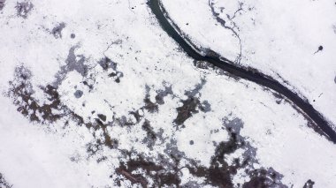 Karla kaplı küçük bir nehri olan bataklıklar. Birçok vahşi hayvanın ayak izleri, Havadan Bakış  