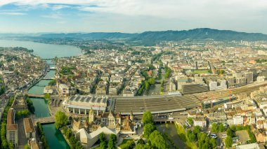Zürih, İsviçre. Bir kuşun uçuşundan şehrin panoramik görüntüsü. Limmat nehri