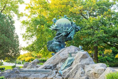 Bern, İsviçre. Evrensel Posta Birliği Anıtı. Charles Rene de Paul de Saint-Marceaux anıtının yaratıcısı (1845 - 1915))