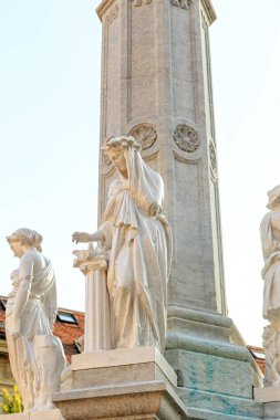 Bern, İsviçre. Bernabrunnen Çeşmesi bir Berne figürüyle taçlandırıldı. Yaratıcı heykeltıraş Raphael Christen (1811 - 1880))