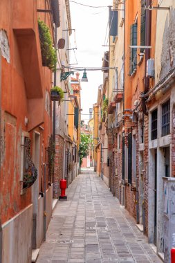 Venedik, İtalya. Sabah Venedik 'te ikamet edeceğiz. Calle della Madonna 'nın dar sokakları