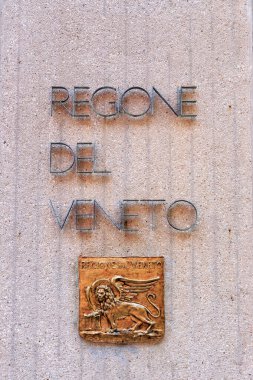 Venedik, İtalya. Venedik bölgesinin resmi amblemine sahip bronz levha.