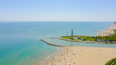 İtalya, Jesolo. Işık Evi Faro di Piave Vecchia. Lido di Jesolo, Venedik 'in Jesolo şehrinin sahil bölgesi.  