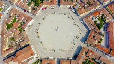 Palmanova, Udine, İtalya. O dönemin örnek bir takviye projesi 1593 'te, Aerial View' da ortaya kondu.  