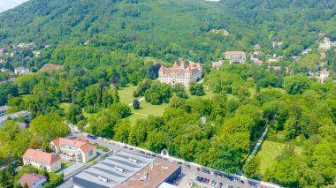 Graz, Avusturya. Eggenberg Sarayı (Schloss Eggenberg) - Styria 'nın en büyük aristokratik konutu Dünya Mirası olarak listelenmiştir. İnşaat 1646 'da tamamlandı, Aerial View  