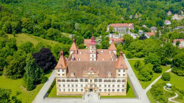 Graz, Avusturya. Eggenberg Sarayı (Schloss Eggenberg) - Styria 'nın en büyük aristokratik konutu Dünya Mirası olarak listelenmiştir. İnşaat 1646 'da tamamlandı, Aerial View  