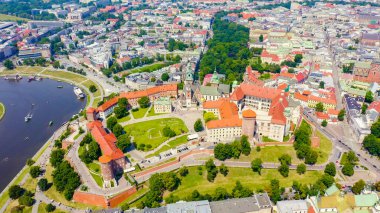 Krakow, Polonya. Wawel Kalesi. Vistula Nehri 'ndeki gemiler. Tarihi merkezin görüntüsü, Havadan Görünüm  