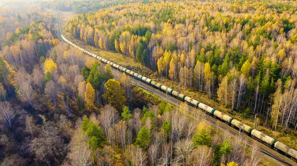 Ekaterinburg Rússia Comboio Com Tanques Transporte Combustíveis Lubrificantes Contexto Floresta — Fotografia de Stock