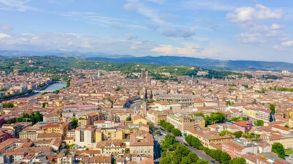 Verona Italia Volando Sobre Centro Histórico Ciudad Techos Casas Verano — Foto de Stock