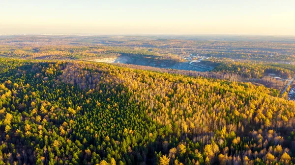 俄罗斯叶卡捷琳堡 日落时飞越秋天的森林 远处的丘陵和采石场 — 图库照片