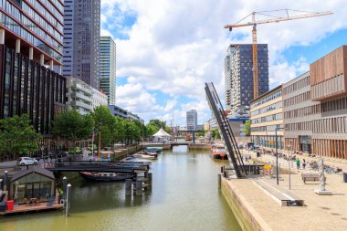 Rotterdam, Hollanda - 1 Temmuz 2019: Wijnhaven kanalı ve asma köprü Puntbrug