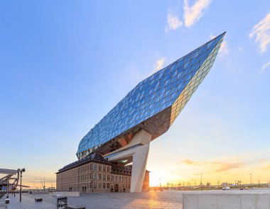 Antwerp, Belçika - 2 Temmuz 2019: Liman İdaresi Binası (Felemenkçe: Havenhuis), 2016 yılında kurulan bir devlet binasıdır.