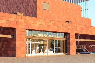 Antwerp, Belçika - 2 Temmuz 2019: Mas aan de Stroom Müzesi (The Museum aan de Stroom) Scheldt nehri boyunca yer alan bir müzedir.