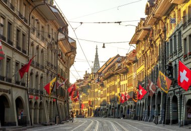 Bern, İsviçre - 14 Temmuz 2019: Şehir merkezi turizm caddesi. Spitalgasse