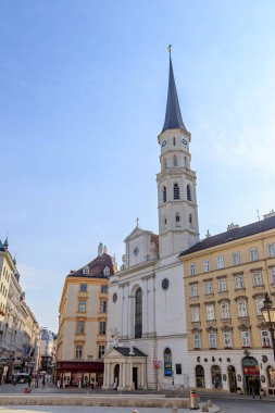 Viyana, Avusturya - 20 Temmuz 2019: Michaelerplatz Meydanı (St. Michael Meydanı). St. Michael Kilisesi (Katholische Kirche St. Michael) Katolik Kilisesi