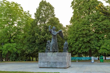 Cenevre, İsviçre - 13 Temmuz 2019: Henri Dunant 'ın melek heykeli, Bastion Park, Cenevre