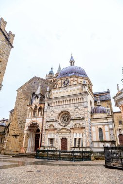Bergamo, İtalya. Bergamo 'daki Colleoni Şapeli. Şehrin tarihsel kısmı. Yağmurlu hava