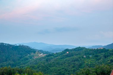 İtalya, dağlarda gün batımı ormanla kaplı.