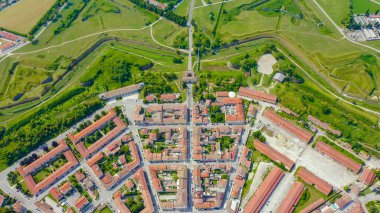 Palmanova, Udine, İtalya. O dönemin örnek bir takviye projesi 1593 'te, Aerial View' da ortaya kondu.  