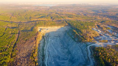 Ormanda taş ocağı. Günbatımında karışık ormanın üzerinde uçmak. Yekaterinburg çevresi. Ural, Rusya, Hava Görüntüsü  