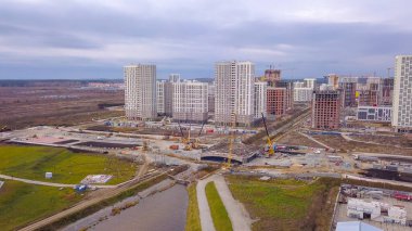 Ekaterinburg, Rusya. Nehir üzerinde bir köprü inşa etmek. Yeni İnşaat Alanı - Akademicheskiy (Akademik), Hava Görünümü  