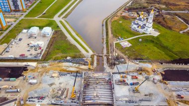 Ekaterinburg, Rusya. Nehir üzerinde bir köprü inşa etmek. Yeni İnşaat Alanı - Akademicheskiy (Akademik), Hava Görünümü  