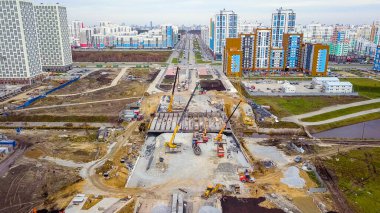 Ekaterinburg, Rusya - 11 Ekim 2019: Nehir üzerinde bir köprü inşaatı. Yeni İnşaat Alanı - Akademicheskiy (Akademik), Hava Görünümü  