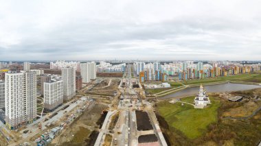 Ekaterinburg, Rusya. Bölgede yeni ve inşaat halinde yeni bir köprü ve yol inşa ediliyor. Ufuktaki şehir merkezi