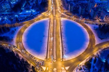 Ekaterinburg, Rusya. Fenerlerle aydınlatılmış kavşaklarla çevrili bir kavşak. Gece şehir manzarası