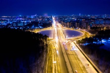 Ekaterinburg, Rusya. Fenerlerle aydınlatılmış kavşaklarla çevrili bir kavşak. Gece şehir manzarası