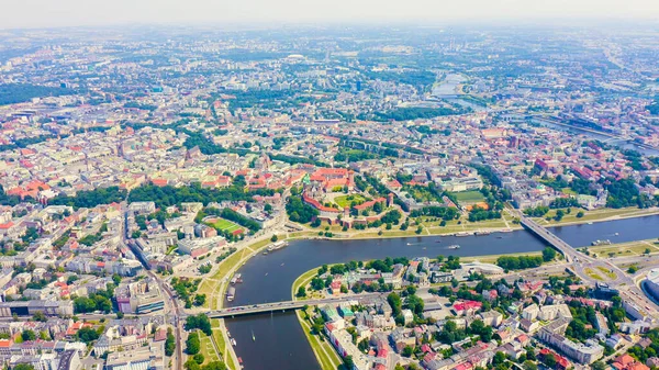 波兰克拉科夫 瓦维尔城堡维斯瓦河上的船历史中心观 空中观 — 图库照片