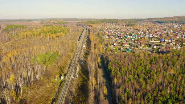 Elektrikli Demiryolu Yekaterinburg Şehrinin Varoşlarındaki Tatil Köyü Ural Rusya Ufukta — Stok fotoğraf