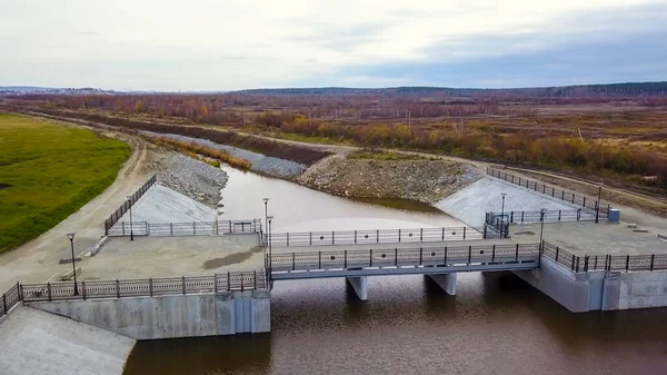 Ekaterinburg Rusia Estanque Con Una Presa Parque Nuevo Nueva Área —  Fotos de Stock