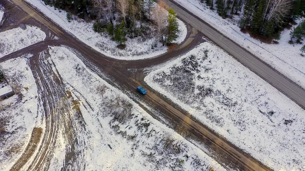 Голубая Машина Едет Дороге Вокруг Поля Леса Покрыты Снегом Россия — стоковое фото