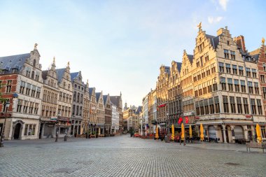 Antwerp, Belçika - 2 Temmuz 2019: Şehrin merkez meydanındaki evler