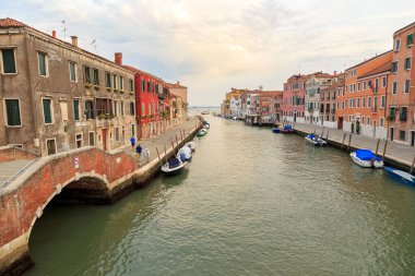 Venedik, İtalya - 17 Temmuz 2019: Sabah Venedik 'te. Canale di Cannaregio (Rio di Cannaregio) çalışan nakliye gemileriyle