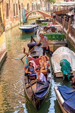 Venedik, İtalya - 16 Temmuz 2019: Rio di S. Provoio kanalında turistlerle Gondollar