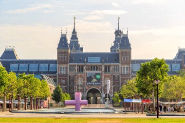 Amsterdam, Hollanda - 30 Haziran 2019: Rijksmuseum, müzenin kapısı ve girişi. Sabah saatleri