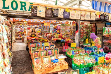 Amsterdam, Hollanda - 30 Haziran 2019: Sabah Amsterdam 'ın tarihi şehir merkezi. Çiçek Pazarı Bloemenmarkt
