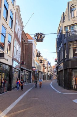 Hollanda, Lahey - 1 Temmuz 2019: Sabah erken saatlerde tarihi şehir merkezinde alışveriş caddesi. Noordeinde
