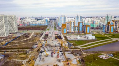 Ekaterinburg, Rusya. Nehir üzerinde bir köprü inşa etmek. Yeni İnşaat Alanı - Akademicheskiy (Akademik), Hava Görünümü  