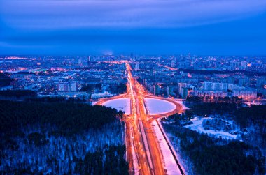 Ekaterinburg, Rusya. Fenerlerle aydınlatılmış kavşaklarla çevrili bir kavşak. Gece şehir manzarası 