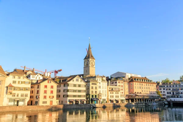 Zürich Schweiz Juli 2019 Limmatufer Mit Blick Auf Den Uhrturm — Stockfoto