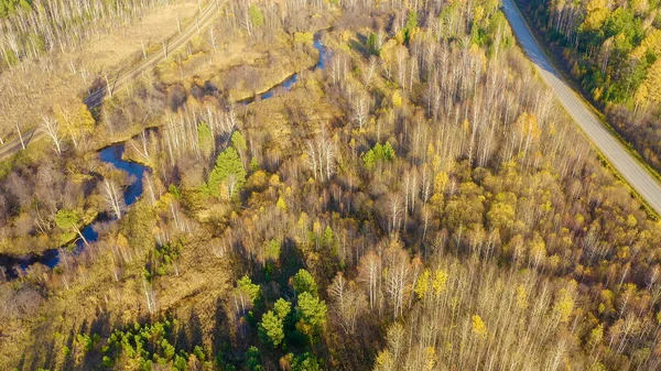俄罗斯乌拉尔人埃卡特林堡黑河映衬着秋天的森林 电气化铁路 高速公路 夕阳西下 空中景观 — 图库照片