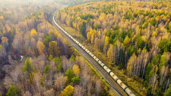 Ekaterinburg Rússia Comboio Com Tanques Transporte Combustíveis Lubrificantes Contexto Floresta — Fotografia de Stock