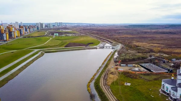 ロシアのエカテリンブルク 新しい公園にダムがある池 新建設地 アカデミチェスキー 航空ビュー — ストック写真