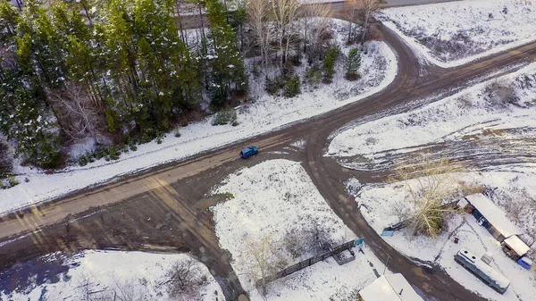 道路上の青い車に乗る 畑や森の周りは雪に覆われています ロシア ウラル 空中ビュー — ストック写真