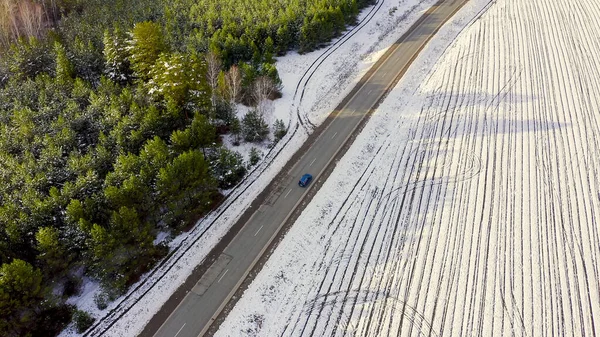 Голубая Машина Едет Дороге Вокруг Поля Леса Покрыты Снегом Россия — стоковое фото